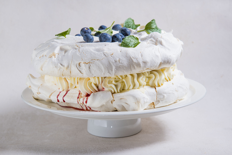Tort bezowy z mascarpone i wiśniami (1 szt-cały tort) 