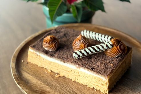 Ciasto orkiszowe z gruszką i kajmakiem (500g)