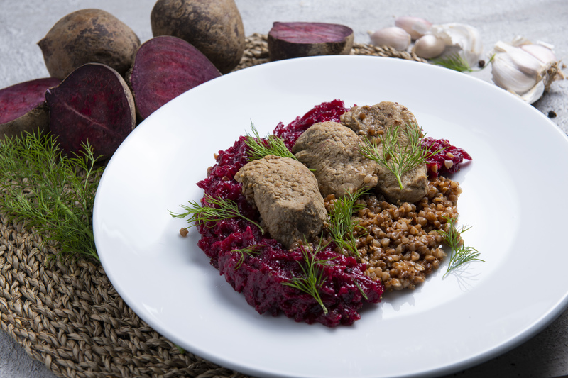 Bitki wieprzowe z kaszą gryczaną i buraczkami (500 g)