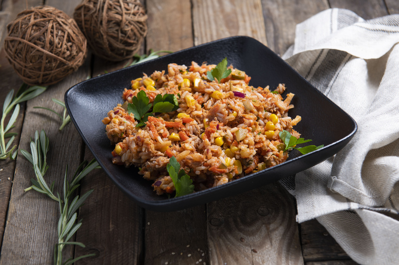 Sałatka z tuńczykiem, ryżem i kukurydzą - bez majo. (400g)
