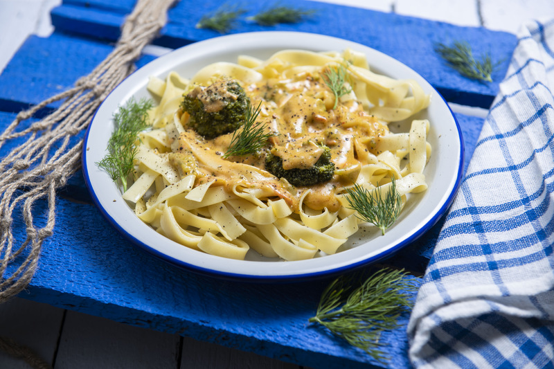 Tagliatelle z brokułami i łososiem (400 g)
