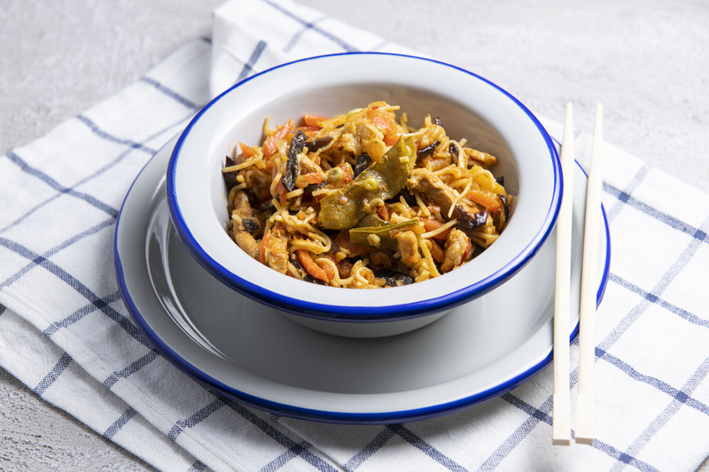 Makaron CHOW MEIN z wieprzowiną i warzywami (300 g)
