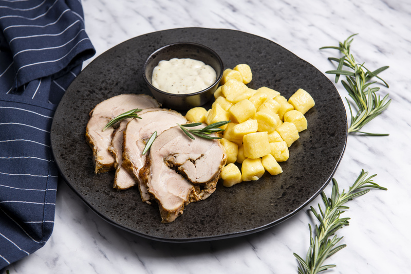 Pieczeń indycza w sosie z ziel. pieprzu z kopytkami (400 g)