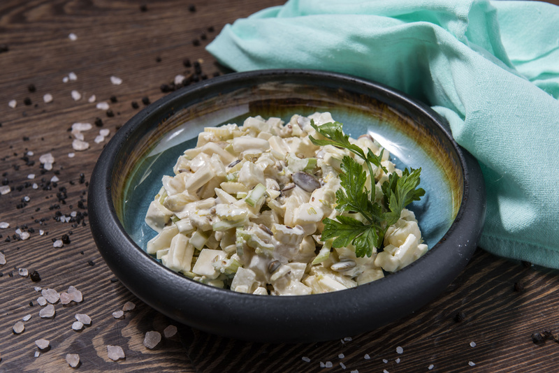 Sałatka z selerem naciowym i serem żółtym (400g)