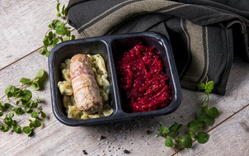 Zraz ze schabu z buraczkami i kluskami kładzionymi (500 g)