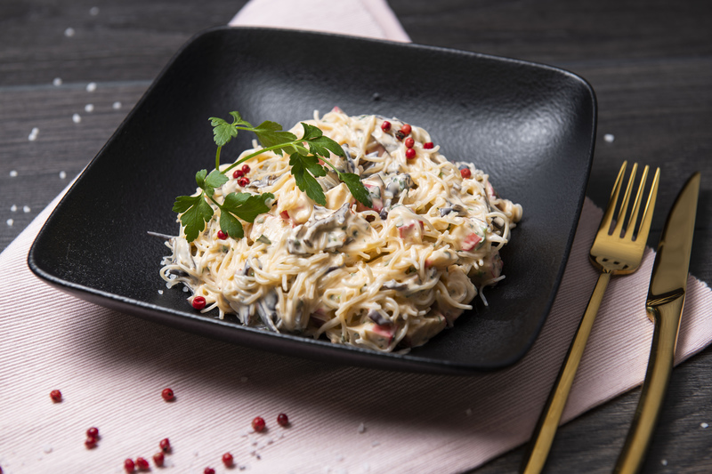 Sałatka makaronowa z paluszkami krabowymi (400 g)