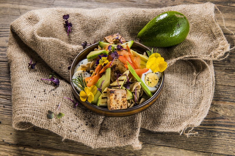 BOWL makaron razowy z tofu i jajem (1 szt)