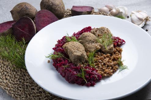 Bitki wieprzowe z kaszą gryczaną i buraczkami (500 g)