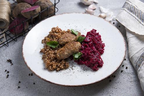 Klopsiki w sosie myśliwskim z kaszą i buraczkami (500 g)